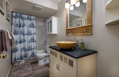 South Central Apartment | Spacious Bright Suite Licence 4087948