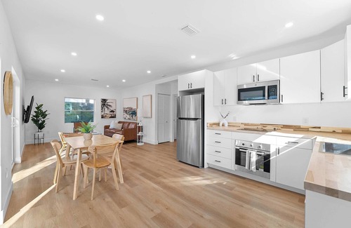 Victoria Park Apartment | Spacious, Bright Condo-Victoria Park Near Beach