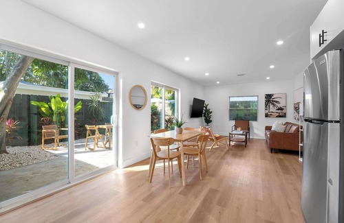 Victoria Park Apartment | Spacious, Bright Condo-Victoria Park Near Beach