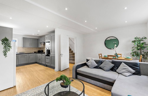 Staple Hill Apartment | Spacious Bristol Apartment - Parking + WIFI