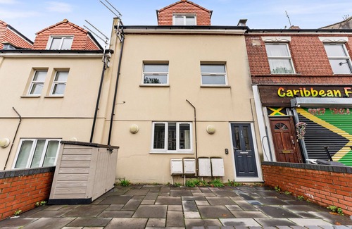 Staple Hill Apartment | Spacious Bristol Apartment - Parking + WIFI