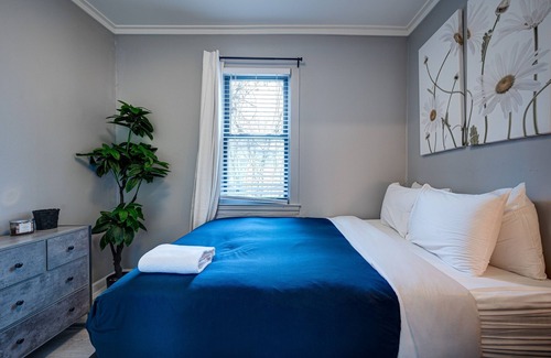 Bucktown Apartment | Spacious Bucktown Apartment Close to a Wealth of Dining Options by RedAwning