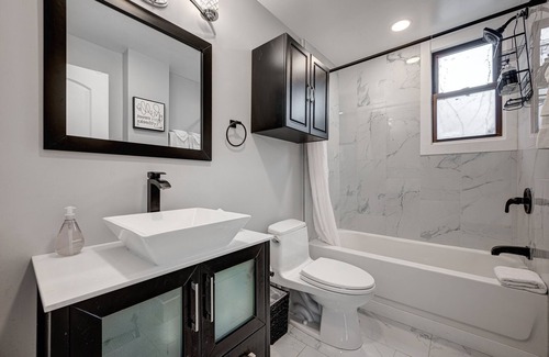 Bucktown Apartment | Spacious Bucktown Apartment Close to a Wealth of Dining Options by RedAwning