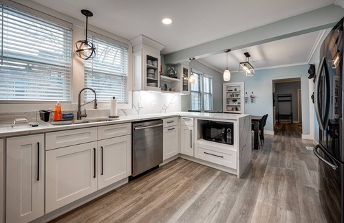 Bucktown Apartment | Spacious Bucktown Apartment Close to a Wealth of Dining Options by RedAwning