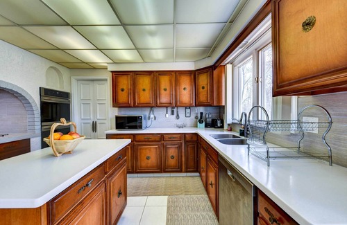 Williamsville Cottage | Spacious Buffalo Brick Home w/Backyard!