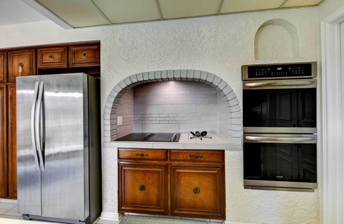 Williamsville Cottage | Spacious Buffalo Brick Home w/Backyard!