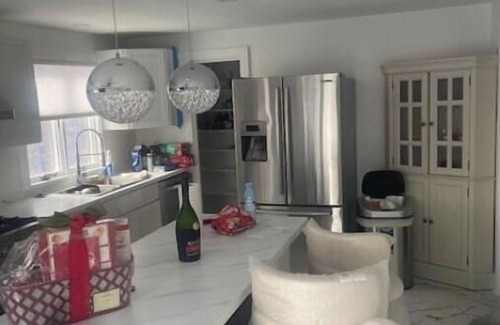 Yarmouth Port House | Spacious building in nice Yarmouth port with WiFi, AC