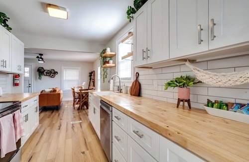 Knoxville House | Spacious bungalow next to downhill biking at Baker Creek with grill & fire pit