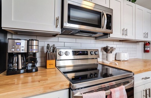 Knoxville House | Spacious bungalow next to downhill biking at Baker Creek with grill & fire pit