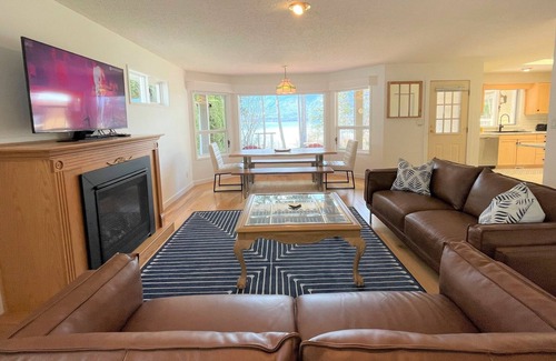 Salmon Arm House | Spacious Bungalow w/ Private Pathway to Shuswap Lake. Comes with Buoy!