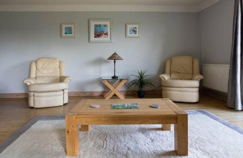 Llanybri House | Spacious bungalow with estuary views near Llansteffan