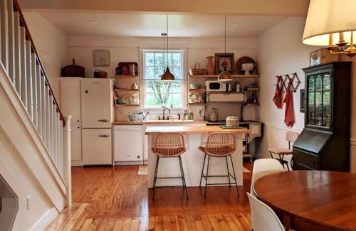 Singers Glen House | Spacious bungalow with rural views & vintage charm