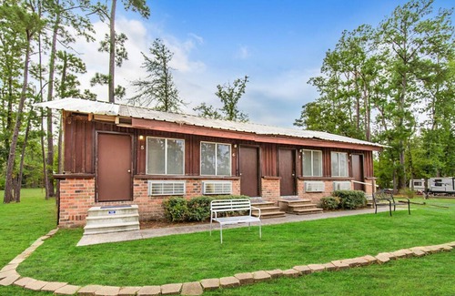 Dry Creek Cabin | Spacious Bunkhouse Rental at Bundick Lake RV Park with Full Amenities