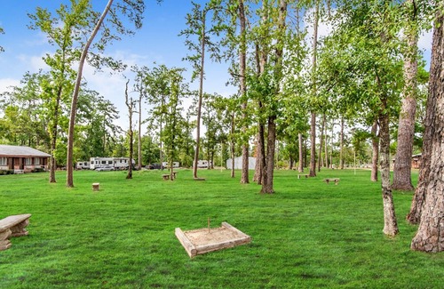 Dry Creek Cabin | Spacious Bunkhouse Rental at Bundick Lake RV Park with Full Amenities