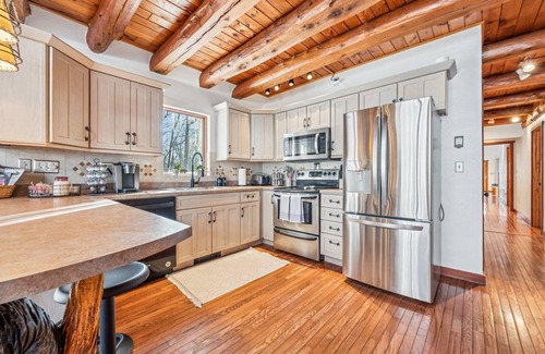 Stahlstown Cabin | Spacious Cabin-Laurel Highlands-Bike-Hike-Raft-Ski-Golf, Black Fern Cabin
