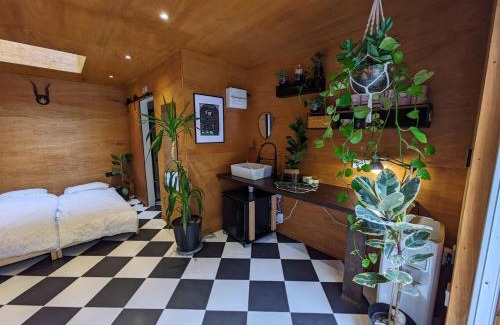 Cubitt Town Bed & Breakfast | Spacious Cabin London Canary Wharf Free Parking B&B