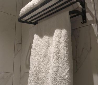 Cubitt Town Bed & Breakfast | Spacious Cabin London Canary Wharf Free Parking B&B
