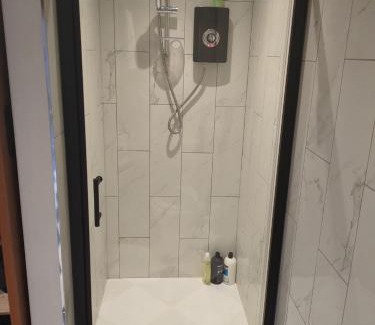 Cubitt Town Bed & Breakfast | Spacious Cabin London Canary Wharf Free Parking B&B