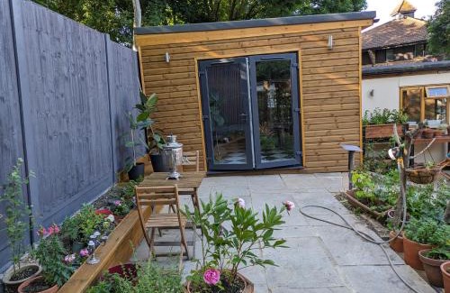 Cubitt Town Bed & Breakfast | Spacious Cabin London Canary Wharf Free Parking B&B