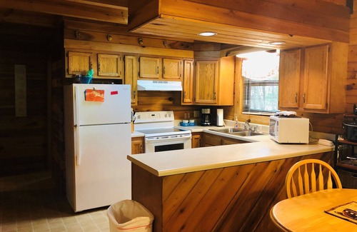Hico Cabin | Spacious Cabin sleeps 8!