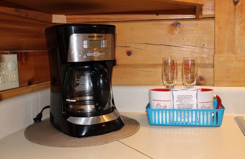 Hico Cabin | Spacious Cabin sleeps 8!