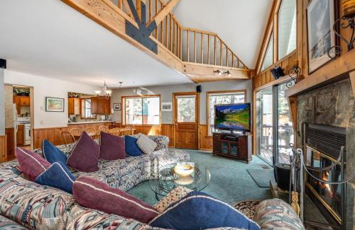 Arnold House | Spacious Cabin Sleeps up to 12 - Sky High #86