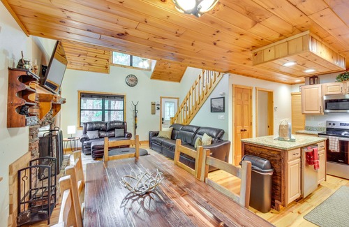 Blairsville Cabin | Spacious Cabin w/Furnished Deck + Hot Tub!