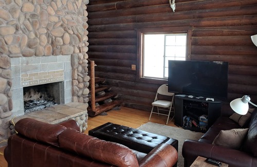 Mendon House | Spacious Cabin with Jetted Tub near Hiking Trails