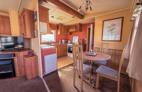Lowestoft House | Spacious caravan for hire with decking by the beach in Suffolk ref 40094ND