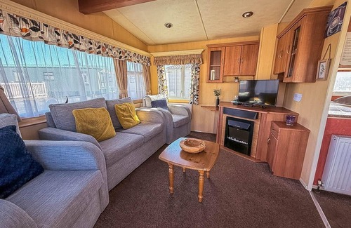 Lowestoft House | Spacious caravan for hire with decking by the beach in Suffolk ref 40094ND