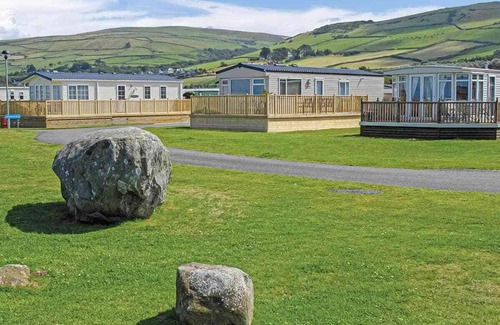 Llwyngwril House | Spacious caravan with one double and two twin.