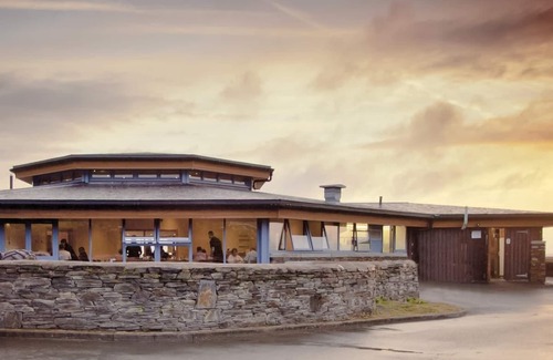 Llwyngwril House | Spacious caravan with one double and two twin.