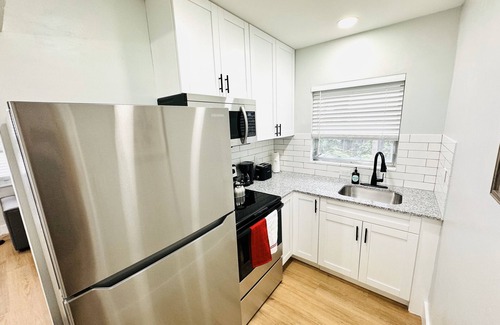 Lake Ridge Apartment | Spacious & Central 1BR APT W/Shared Pool & Garden