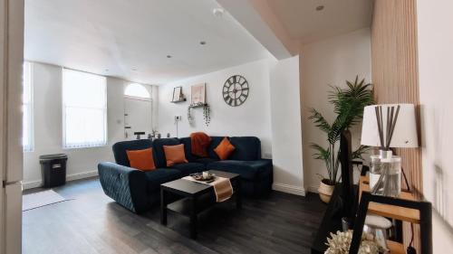 Birmingham City Centre Apartment | Spacious Central 3BR Flat for Groups Visiting Birmingham with Keyless Check-In, Free WiFi and Parking