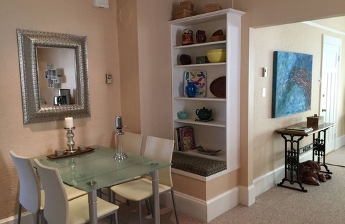 Oaklands Apartment | Spacious character on the Kings Road Greenway