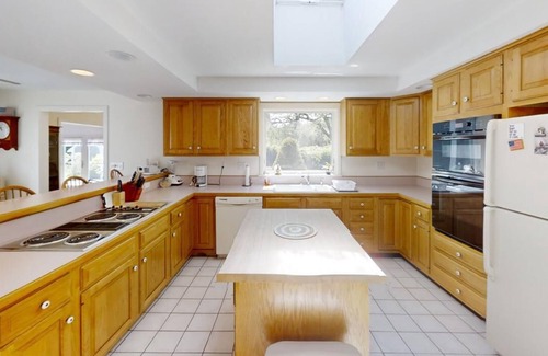 Dennis House | Spacious charmer close to CC Museum of Art, Cape Cinema, Playhouse,restaurants, and bay beaches.