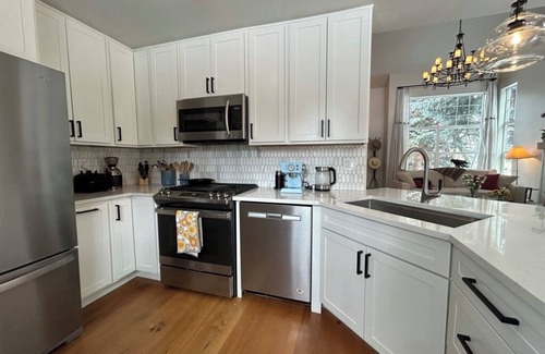 El Jebel House | Spacious, charming 3-bedroom house in lovely Carbondale with WiFi, hot tub, AC.
