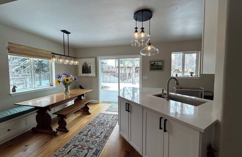 El Jebel House | Spacious, charming 3-bedroom house in lovely Carbondale with WiFi, hot tub, AC.