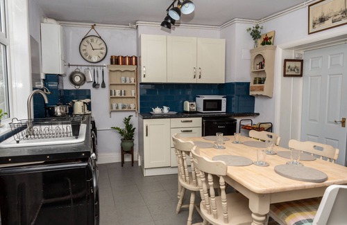 Hornsea Cottage | Spacious Charming Cottage near Lake and Sea