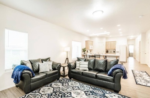 Twin Falls House | Spacious Cheerful Townhouse With Indoor Fireplace