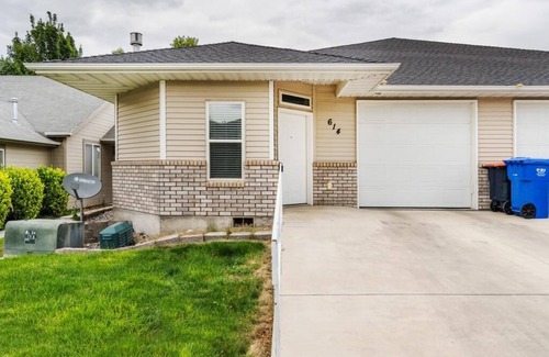 Twin Falls House | Spacious Cheerful Townhouse With Indoor Fireplace