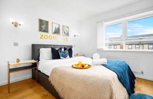 Bordesley House | Spacious, Chic Townhouse with Parking & Garden