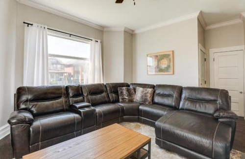 South Austin Apartment | Spacious Chicago Condo with Deck Less Than 9 Mi to Downtown!