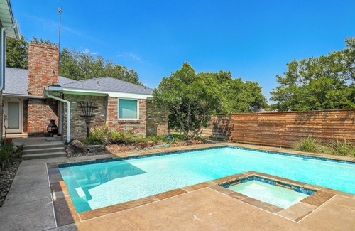Lake Highlands Apartment | Spacious City Escape with Charming pool and backyard: Small In House Apartment