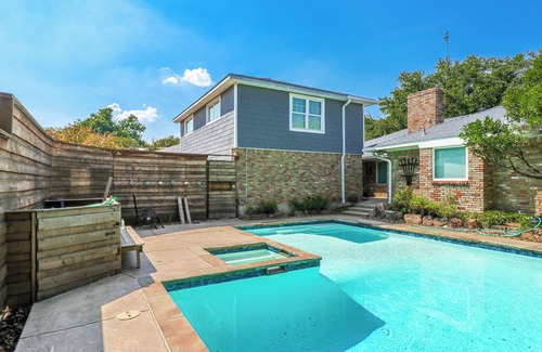 Lake Highlands Apartment | Spacious City Escape with Charming pool and backyard: Small In House Apartment