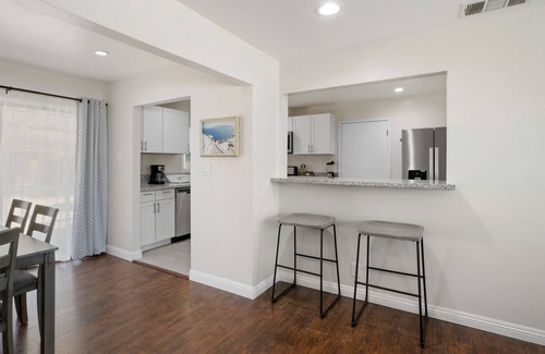 Raisin House | Spacious & Clean 2B/1Bth w Great Access to Airport