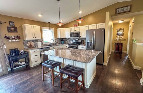 Mandan House | Spacious/Clean 4 Bedroom 2 Bathroom Home away from Home.