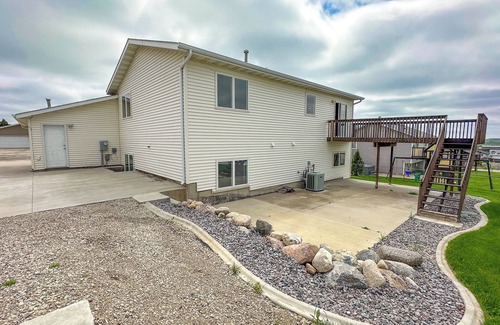 Mandan House | Spacious/Clean 4 Bedroom 2 Bathroom Home away from Home.