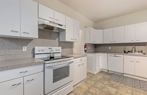 Malden Condo | Spacious Clean Apartment Commuter friendly to City.