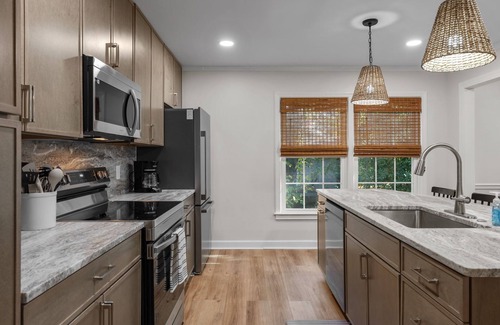 Wade Hampton House | Spacious|Close to DT|5 BDRM|4BA|PetsOK